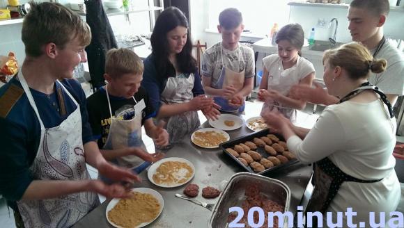 Дітей-сиріт вчать витрачати гроші та готувати їсти, фото №3 на сайті 20minut.ua