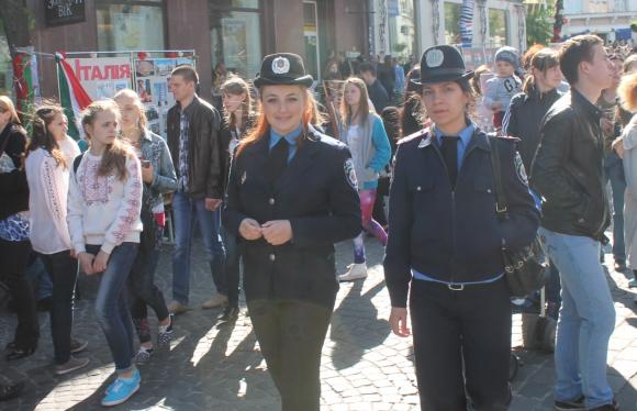 Дівчата у формі. Вінницькі міліціонерки на Дні Європи (ФОТОРЕПОРТАЖ), фото №6 на сайті 20minut.ua