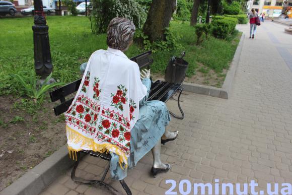 Фото дня: До Дня Героїв залізну леді одягли у вишиту накидку, фото №1 на сайті 20minut.ua