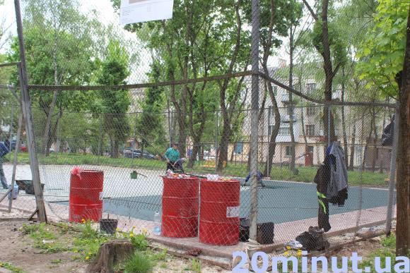 Фото дня: Реставрують спортивний майданчик в Центрі, фото №1 на сайті 20minut.ua