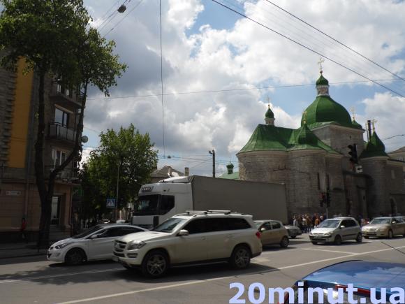 Фото дня: В Центрі зіткнулися легківка і фура на сайті 20minut.ua Фото дня: В Центрі зіткнулися легківка і фура, фото №1 на сайті 20minut.ua