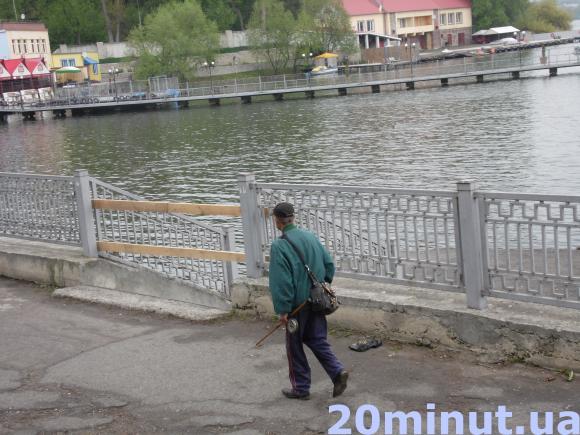Фото дня: Вхід на причал забили дошками, фото №1 на сайті 20minut.ua