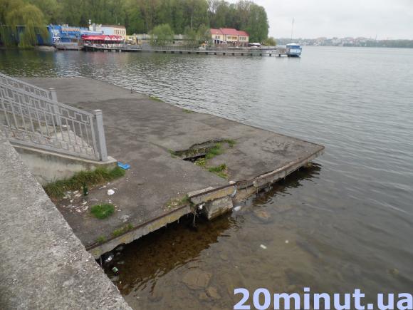 Фото дня: Вхід на причал забили дошками, фото №2 на сайті 20minut.ua
