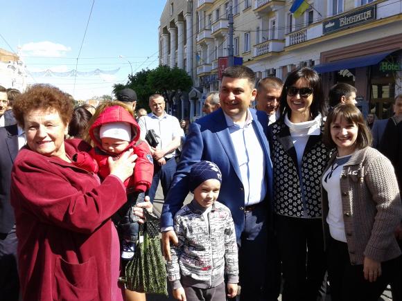 Гройсман на День Європи у Вінниці гуляв по Соборній та фотографувався з вінничанами, фото №2 на сайті 20minut.ua