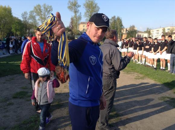 Хмельничанин навчає дівчат грати у справжню хуліганську гру, фото №2 на сайті vsim.ua