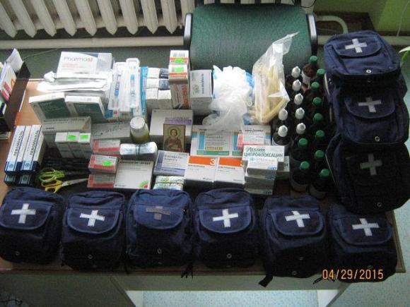 Ліки першої необхідності для бійців пакують в контейнери з-під "кіндерів", фото №1 на сайті 20minut.ua