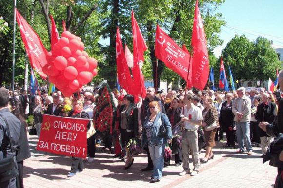 На День Перемоги в центр Вінниці вийшов чоловік з портретом Сталіна, фото №1 на сайті 20minut.ua