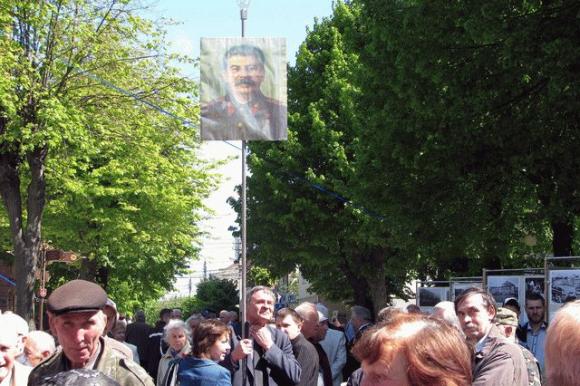 На День Перемоги в центр Вінниці вийшов чоловік з портретом Сталіна, фото №2 на сайті 20minut.ua