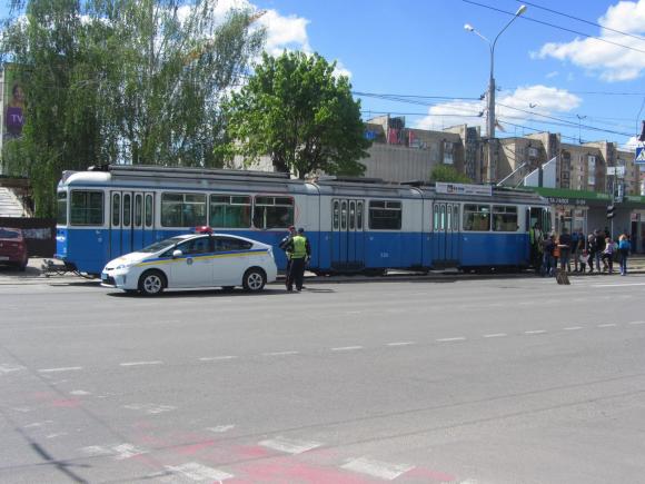 На Космонавтів тролейбус "заїхав" у вікно трамвая штангою, фото №1 на сайті 20minut.ua