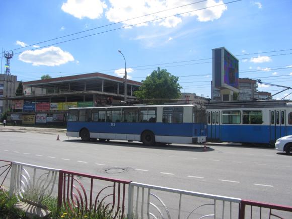 На Космонавтів тролейбус "заїхав" у вікно трамвая штангою, фото №4 на сайті 20minut.ua