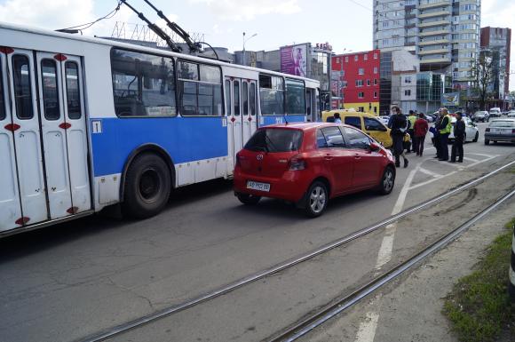 На Пирогова мотоцикліст в’їхав в «Рено». Водії кажуть, що правил не порушували, фото №1 на сайті 20minut.ua