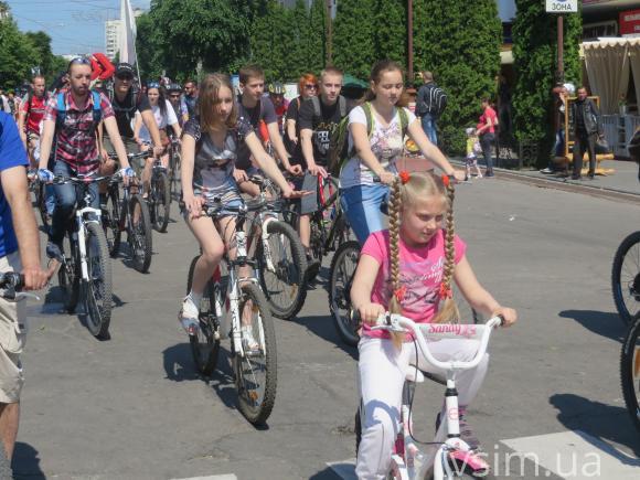 На велосипедах у Хмельницькому їздили клоуни, морячки та наречені, фото №17 на сайті vsim.ua