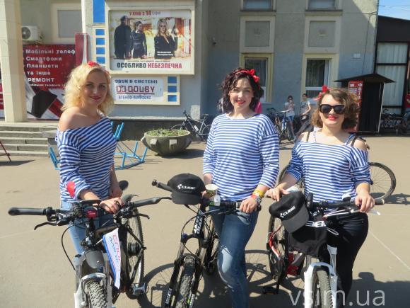 На велосипедах у Хмельницькому їздили клоуни, морячки та наречені, фото №9 на сайті vsim.ua