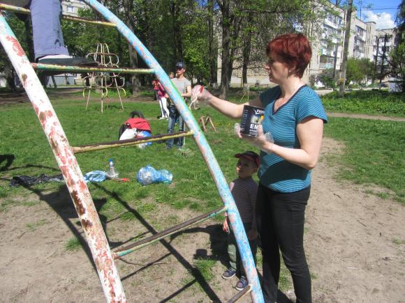Парк «Хімік» прибирали шестирічні діти і майбутні мами, фото №1 на сайті 20minut.ua