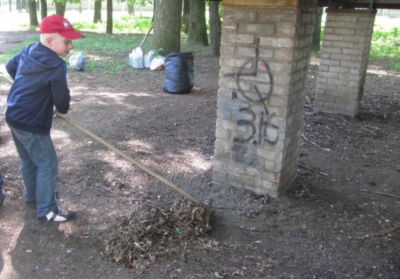 Парк «Хімік» прибирали шестирічні діти і майбутні мами, фото №3 на сайті 20minut.ua