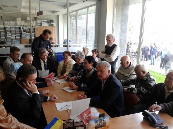 Пенсіонери Соборну не перекривають, чекають результати переговорів на сайті 20minut.ua Пенсіонери Соборну не перекривають, чекають результати переговорів, фото №2 на сайті 20minut.ua