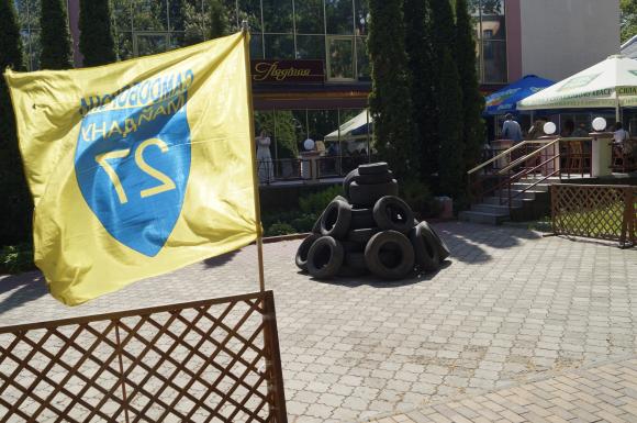 Самооборона називає це "рейдерським захопленням" і взялася визволяти готель "Поділля", фото №1 на сайті 20minut.ua