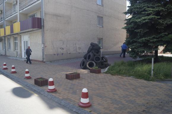 Самооборона називає це "рейдерським захопленням" і взялася визволяти готель "Поділля", фото №2 на сайті 20minut.ua