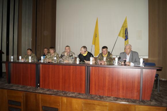 Самооборона називає це "рейдерським захопленням" і взялася визволяти готель "Поділля", фото №4 на сайті 20minut.ua