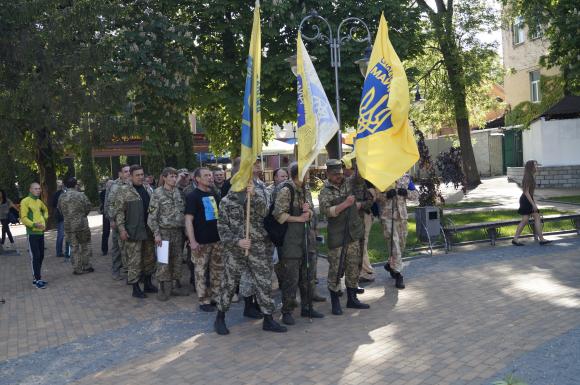 Самооборона називає це "рейдерським захопленням" і взялася визволяти готель "Поділля", фото №6 на сайті 20minut.ua