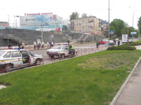 Срібляста «Шкода» збила дівчину на пішоході біля озера з лебедями, фото №1 на сайті 20minut.ua