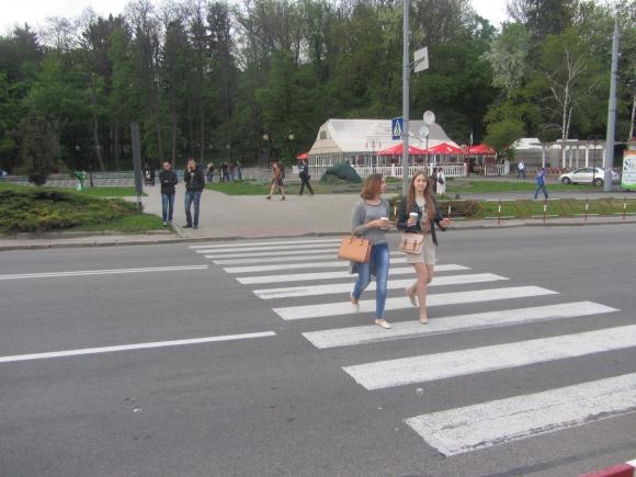 Срібляста «Шкода» збила дівчину на пішоході біля озера з лебедями, фото №3 на сайті 20minut.ua