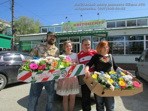 Тернопільським матерям волонтери передали листівки від синів з передової, фото №1 на сайті 20minut.ua