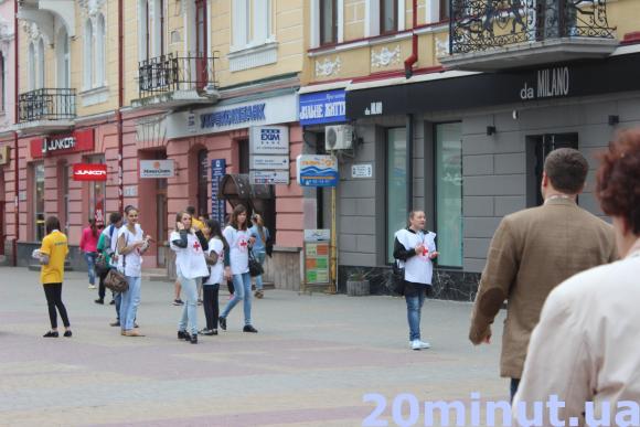 Тернополянам на вулиці вимірювали тиск та цукор у крові, фото №1 на сайті 20minut.ua