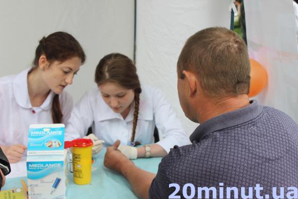 Тернополянам на вулиці вимірювали тиск та цукор у крові, фото №3 на сайті 20minut.ua