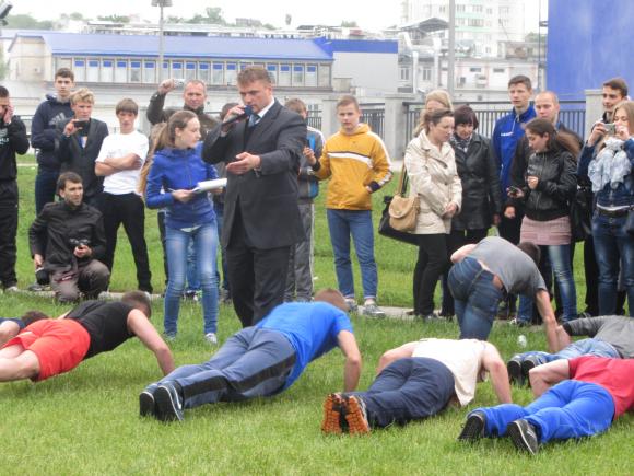 Тренер  воркаут-проекту «Стань сильніше » Володимир Костомаров переміг у чемпіонаті міста з віджимань, фото №1 на сайті 20minut.ua