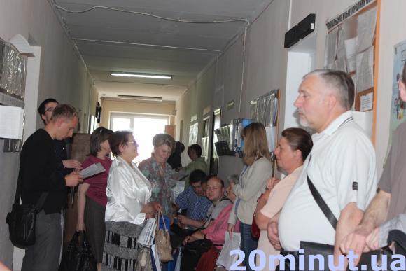 У держреєстраторів ажіотаж: тернополяни займають чергу з 5-ї ранку, фото №1 на сайті 20minut.ua