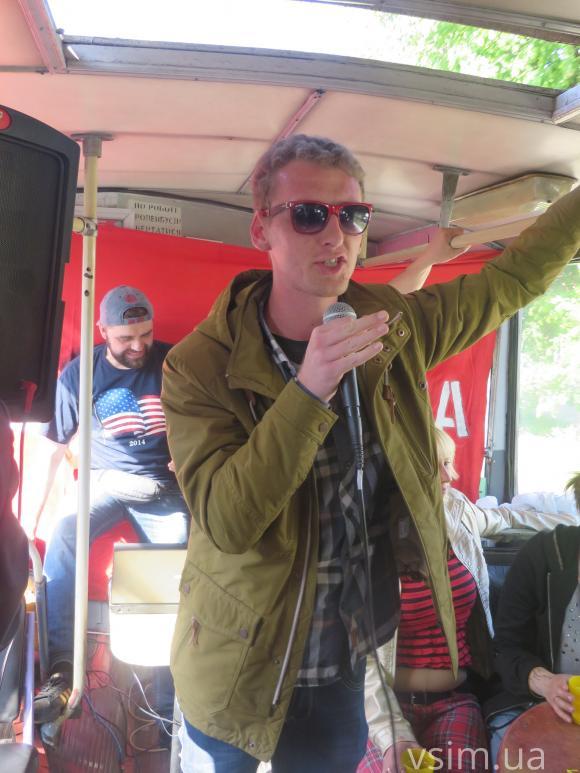 У мистецькому тролейбусі хмельничани пили вино та співали пісні «Мотор’ролли», фото №1 на сайті vsim.ua