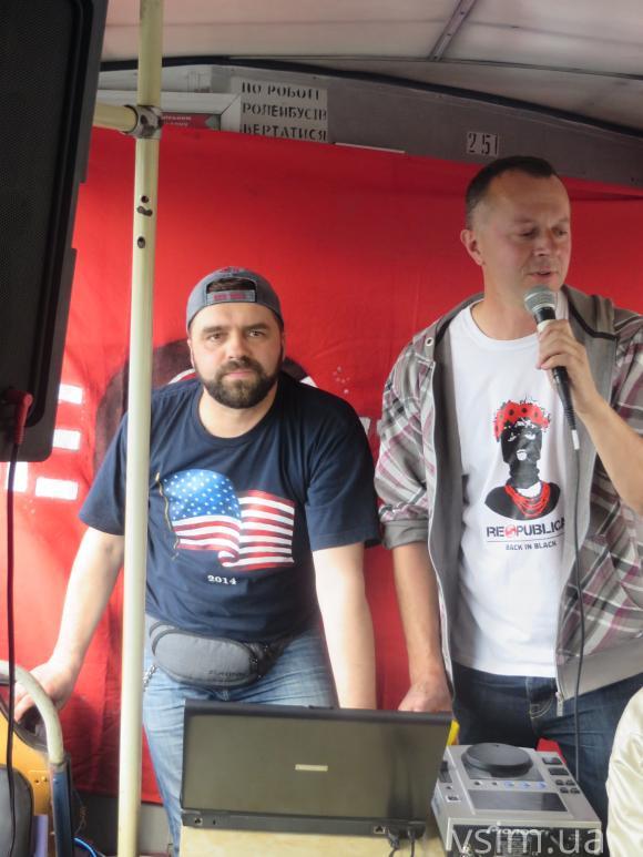 У мистецькому тролейбусі хмельничани пили вино та співали пісні «Мотор’ролли», фото №3 на сайті vsim.ua