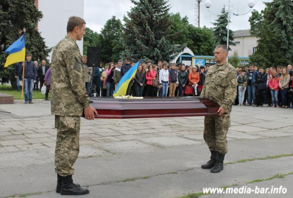 В АТО загинув ще один герой – Олександр Басюк. Бар проводжав його на колінах, фото №3 на сайті 20minut.ua