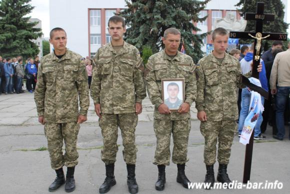 В АТО загинув ще один герой – Олександр Басюк. Бар проводжав його на колінах на сайті 20minut.ua В АТО загинув ще один герой – Олександр Басюк. Бар проводжав його на колінах, фото №4 на сайті 20minut.ua