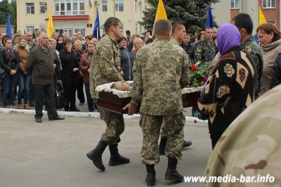 В АТО загинув ще один герой – Олександр Басюк. Бар проводжав його на колінах на сайті 20minut.ua В АТО загинув ще один герой – Олександр Басюк. Бар проводжав його на колінах, фото №5 на сайті 20minut.ua