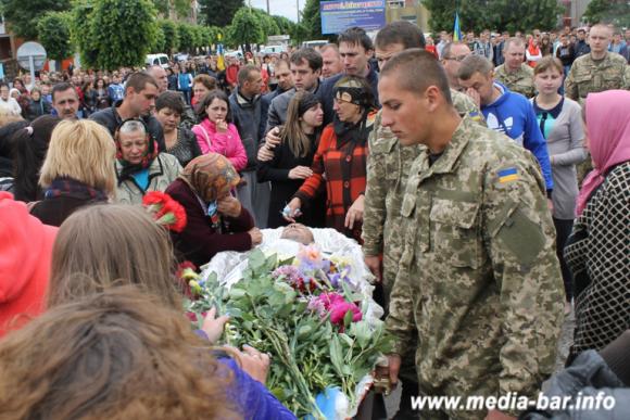 В АТО загинув ще один герой – Олександр Басюк. Бар проводжав його на колінах на сайті 20minut.ua В АТО загинув ще один герой – Олександр Басюк. Бар проводжав його на колінах, фото №6 на сайті 20minut.ua