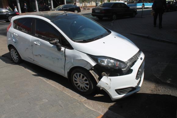 В центрі Вінниці трамвай і тролейбус затисли автомобіль, фото №1 на сайті 20minut.ua