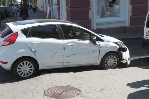 В центрі Вінниці трамвай і тролейбус затисли автомобіль, фото №2 на сайті 20minut.ua
