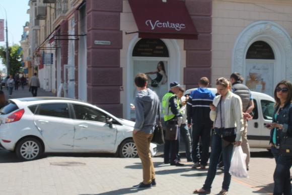 В центрі Вінниці трамвай і тролейбус затисли автомобіль, фото №3 на сайті 20minut.ua