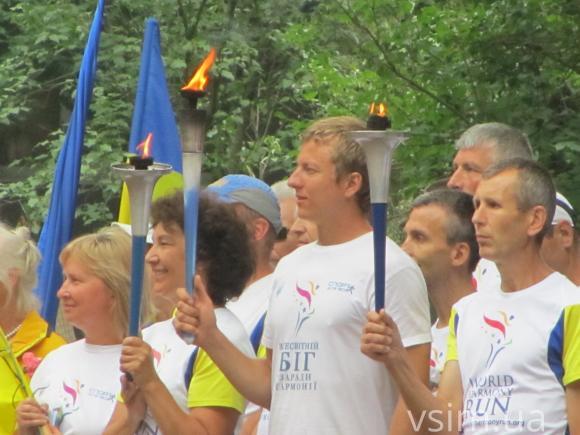 Бігуни з усієї України принесли у Хмельницький факел гармонії і єднання, фото №6 на сайті vsim.ua