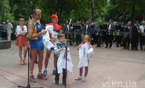 Бігуни з усієї України принесли у Хмельницький факел гармонії і єднання, фото №7 на сайті vsim.ua