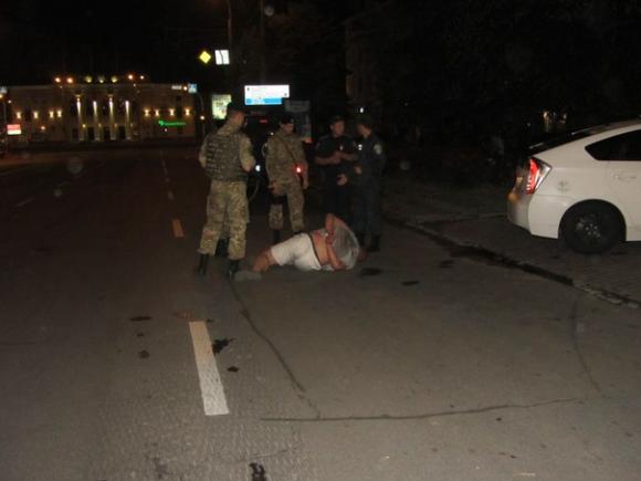 Біля Будинку офіцерів патрульні «поклали» лицем в асфальт підозрюваних у грабежі, фото №2 на сайті 20minut.ua