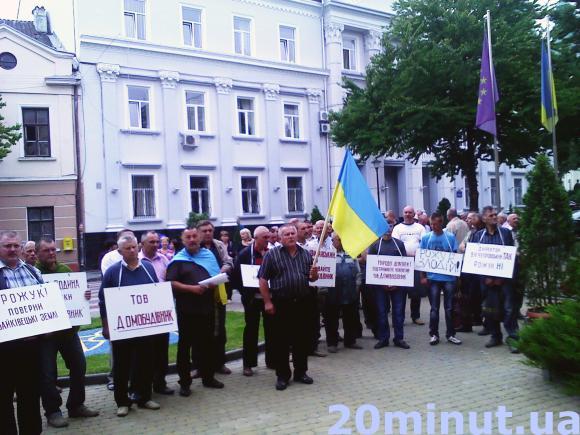 Біля міськради - пікет працівників "Домобудівника", фото №2 на сайті 20minut.ua