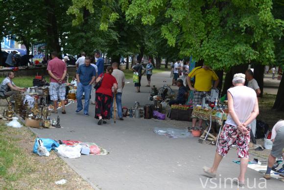 Блошиний ринок в Хмельницькому: від матеріалів з'їзду компартії до сучасного секонд-хенду, фото №3 на сайті vsim.ua