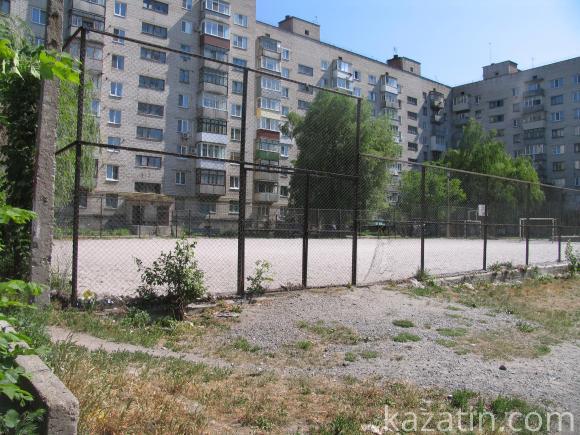 Діти грають у футбол на каоліновій пилюці, фото №2 на сайті 20minut.ua