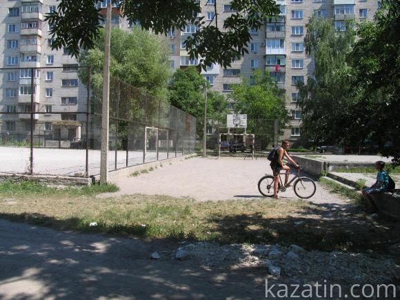 Діти грають у футбол на каоліновій пилюці, фото №4 на сайті 20minut.ua