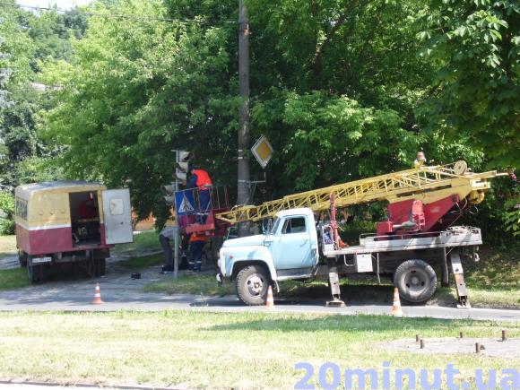 Фото дня: На Крушельницької міняють світлофори, фото №1 на сайті 20minut.ua
