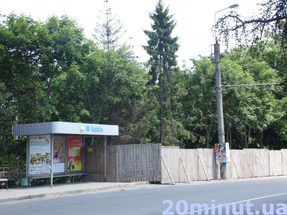 Фото дня: Навпроти "Березолю" загородили частину зупинки, фото №1 на сайті 20minut.ua