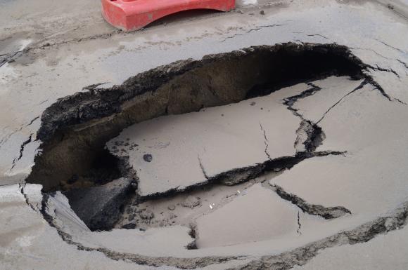 Фото дня: В центрі Вінниці провалився асфальт, фото №1 на сайті 20minut.ua